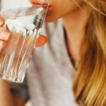 حفاظا على الكليتين .. توقف عن شرب الماء بهذه الكمية