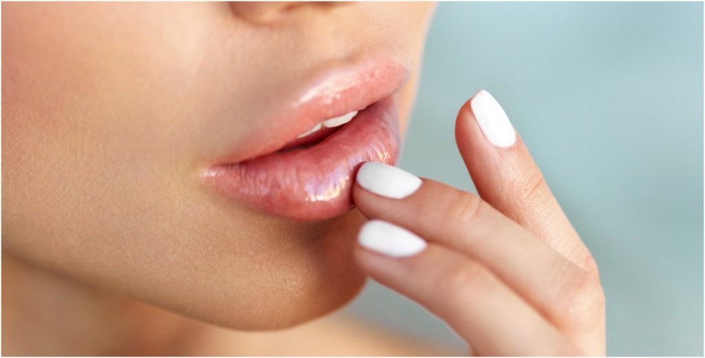 دعكِ من أحمر الشفاه.. واعتمدي مبدأ جورج وسوف: “حلي الكرز فوق شفافك”