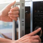 لا تتحججي بجملة “ليس لدي وقت”.. ابتعدي عن تسخين الطعام بالميكرويف