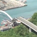 فيديو.. انهيار جسر معلّق خلال مرور حافلة في تايوان