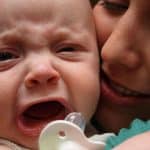 قرار غير قابل للطعن على أريكة خشبية